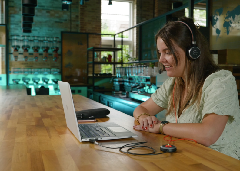 Demand Planner Liesbeth In Gesprek Via Laptop Op Opdracht Bij Jde
