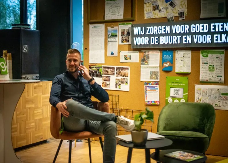 Jack Van Nrg Office Aan De Telefoon Zittend Op Een Stoel Bij Zijn Opdracht Bij Plus