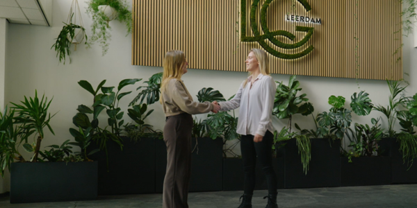 Twee Mensen Van Nrg Office Schudden De Hand