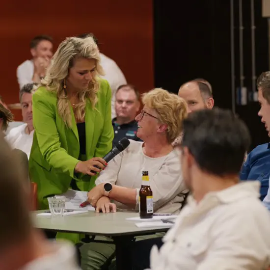 Spreker Stelt Een Vraag Aan Publiek Bij Supply Chain Event Nrg Office