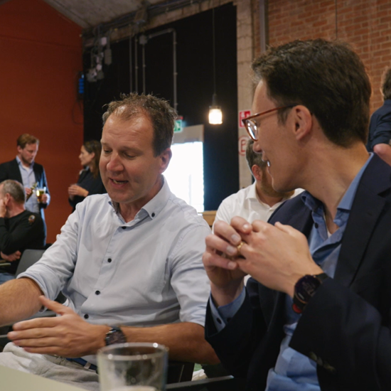 Twee Personen In Gesprek Tijdens Supply Chain Event Nrg Office