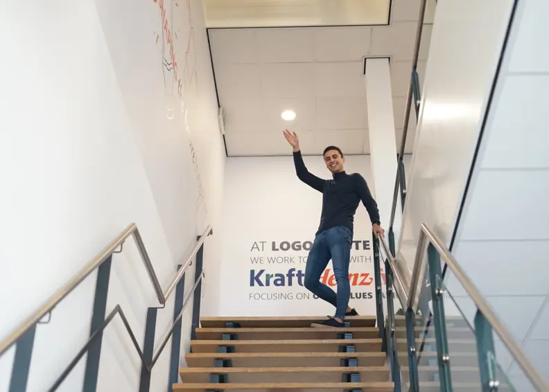 Robert Zwaait Lachend Naar De Camera Op De Trap Bij Zijn Opdracht Bij Logoplaste Bv