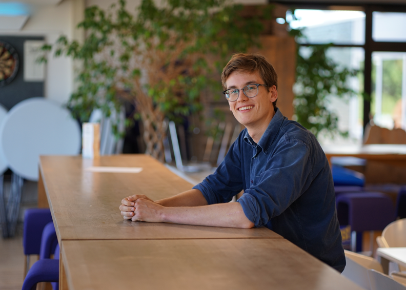 Customer Support Paul Mol Lacht Naar De Camera
