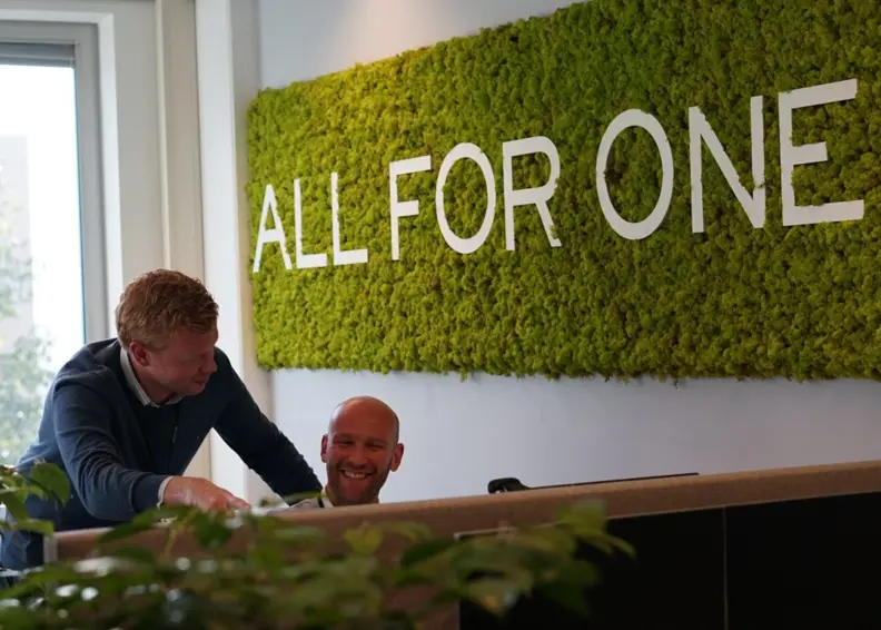 Daan En Marc Van Nrg Office In Gesprek Achter Een Computer Op Opdracht Bij Abbvie