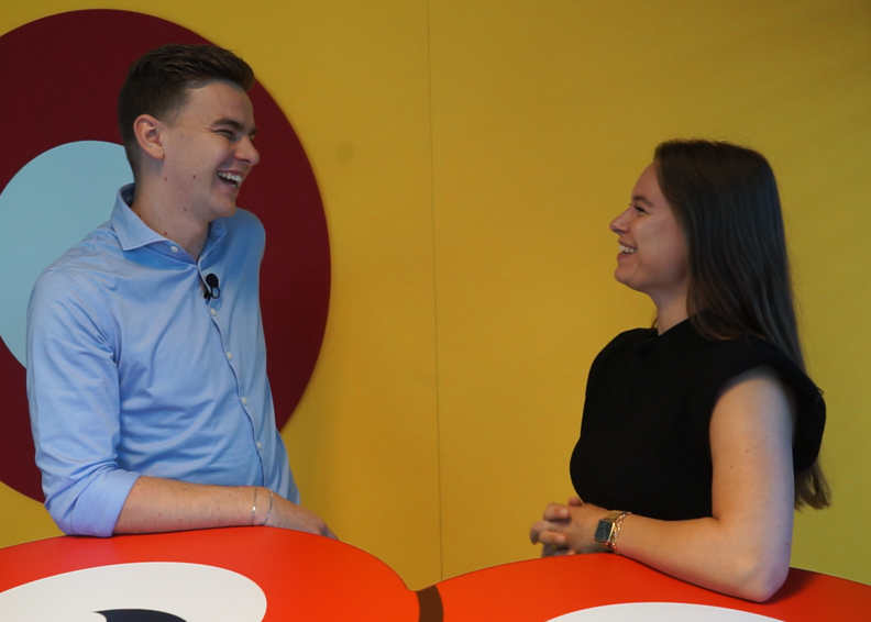 Officer En Resource Manager In Gesprek Op Kantoor Breda