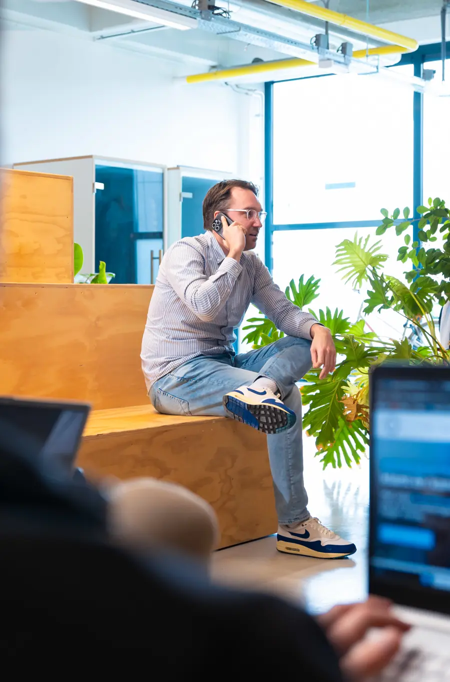 Persoon Aan De Telefoon Op Kantoor Van Nrg