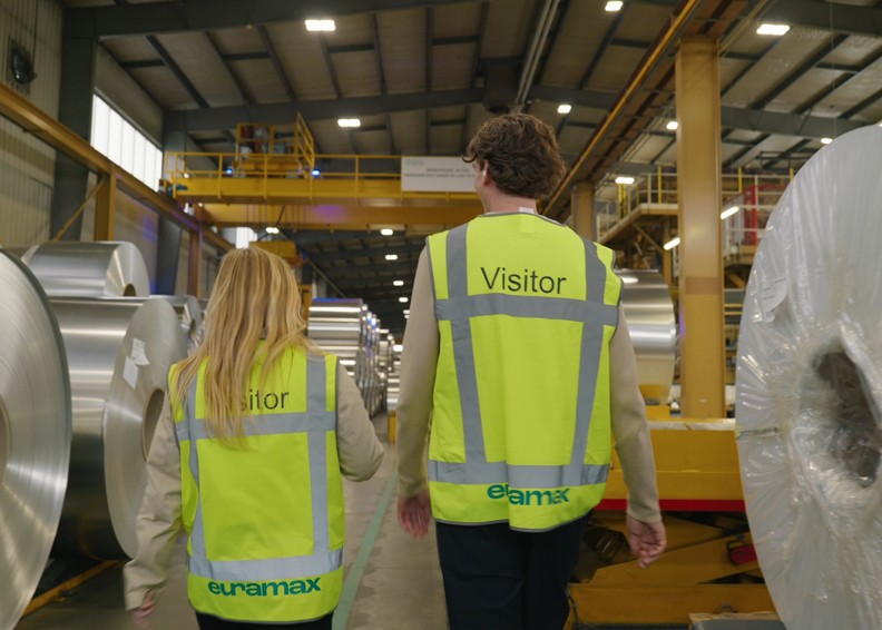 Twee Mensen Van Nrg Office Lopen Door Een Fabriek