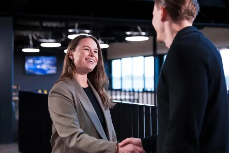 Nrg Collegas Schudden Elkaar De Hand (1)